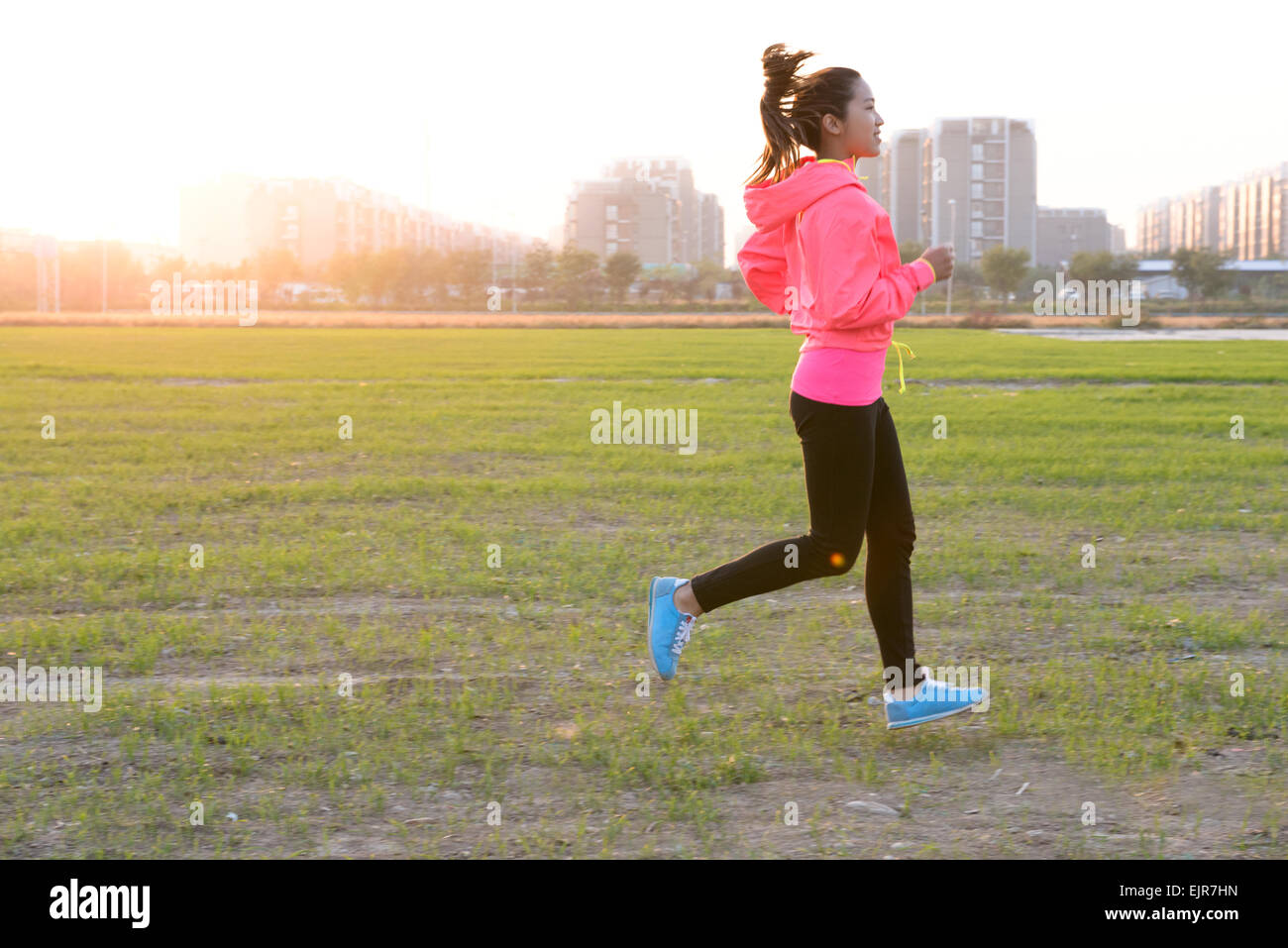 Giovane donna jogging Foto Stock