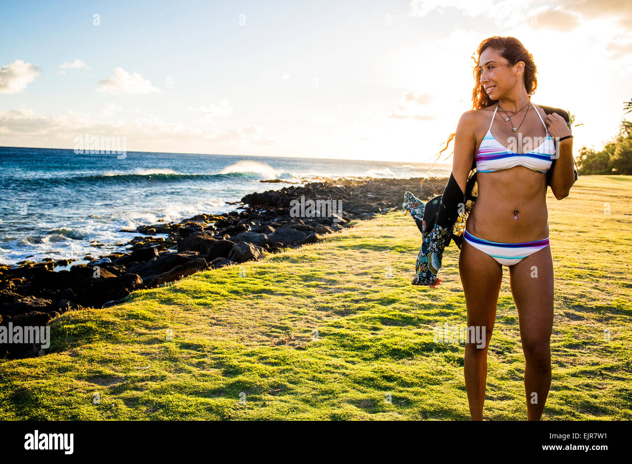 Donna che indossa un bikini vicino oceano Foto Stock