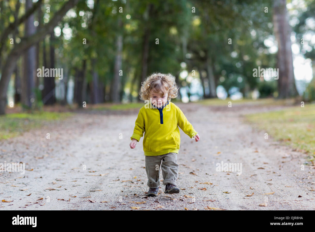 Caucasian baby boy camminando sulla strada sterrata Foto Stock
