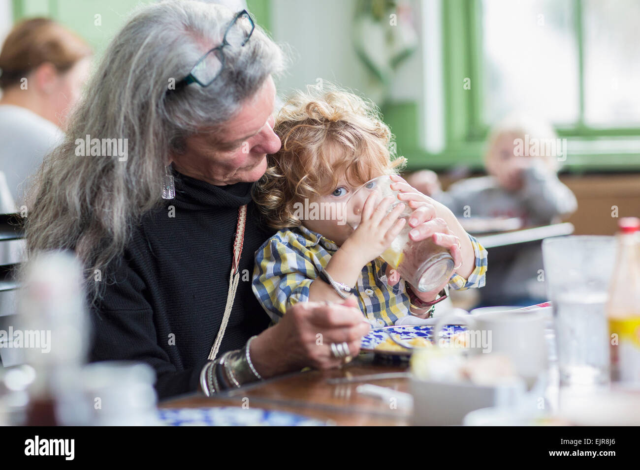 Nonna caucasica e nipote di mangiare la cena in ristorante Foto Stock