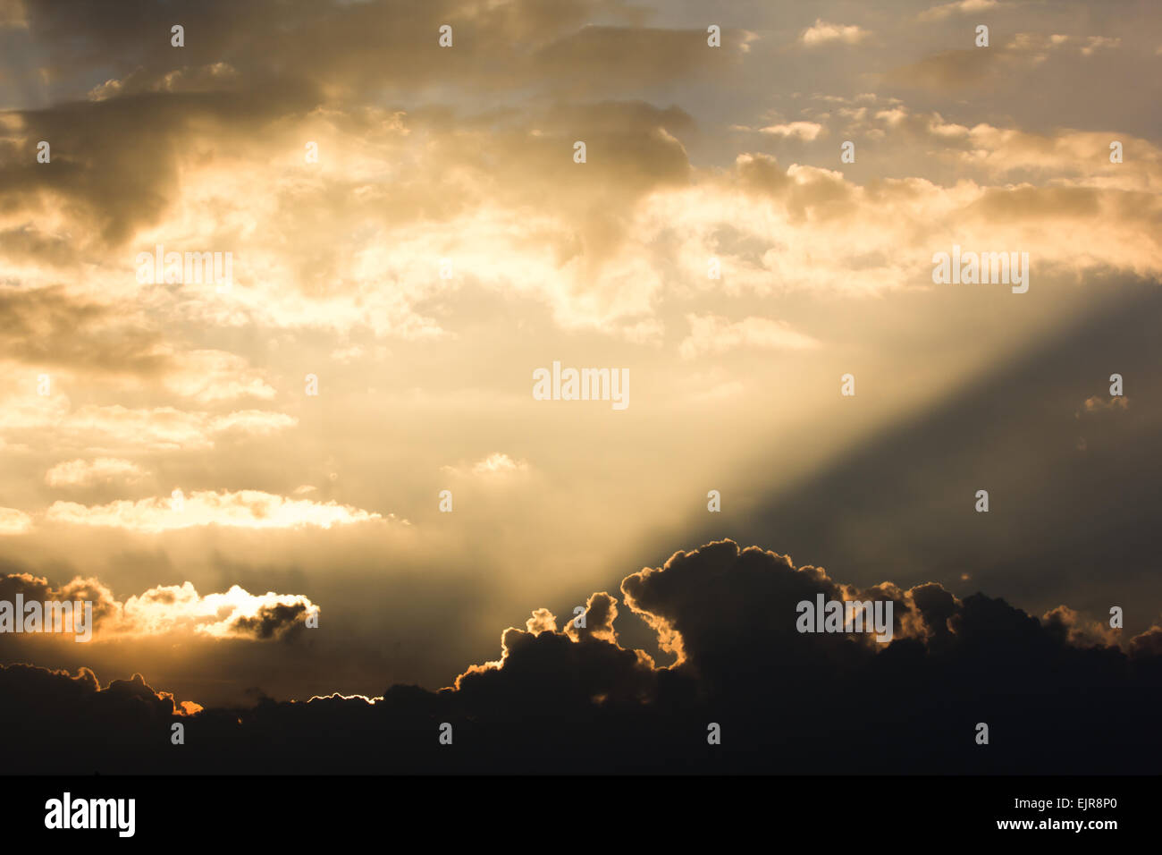 Sun Ray anche se il cloud su twilight sky Foto Stock