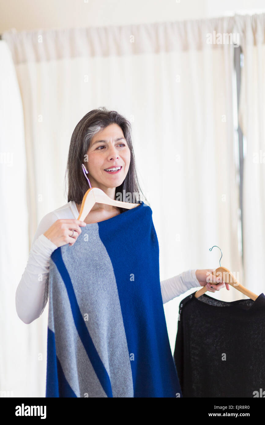 Ispanico navigazione donna abbigliamento in negozio Foto Stock