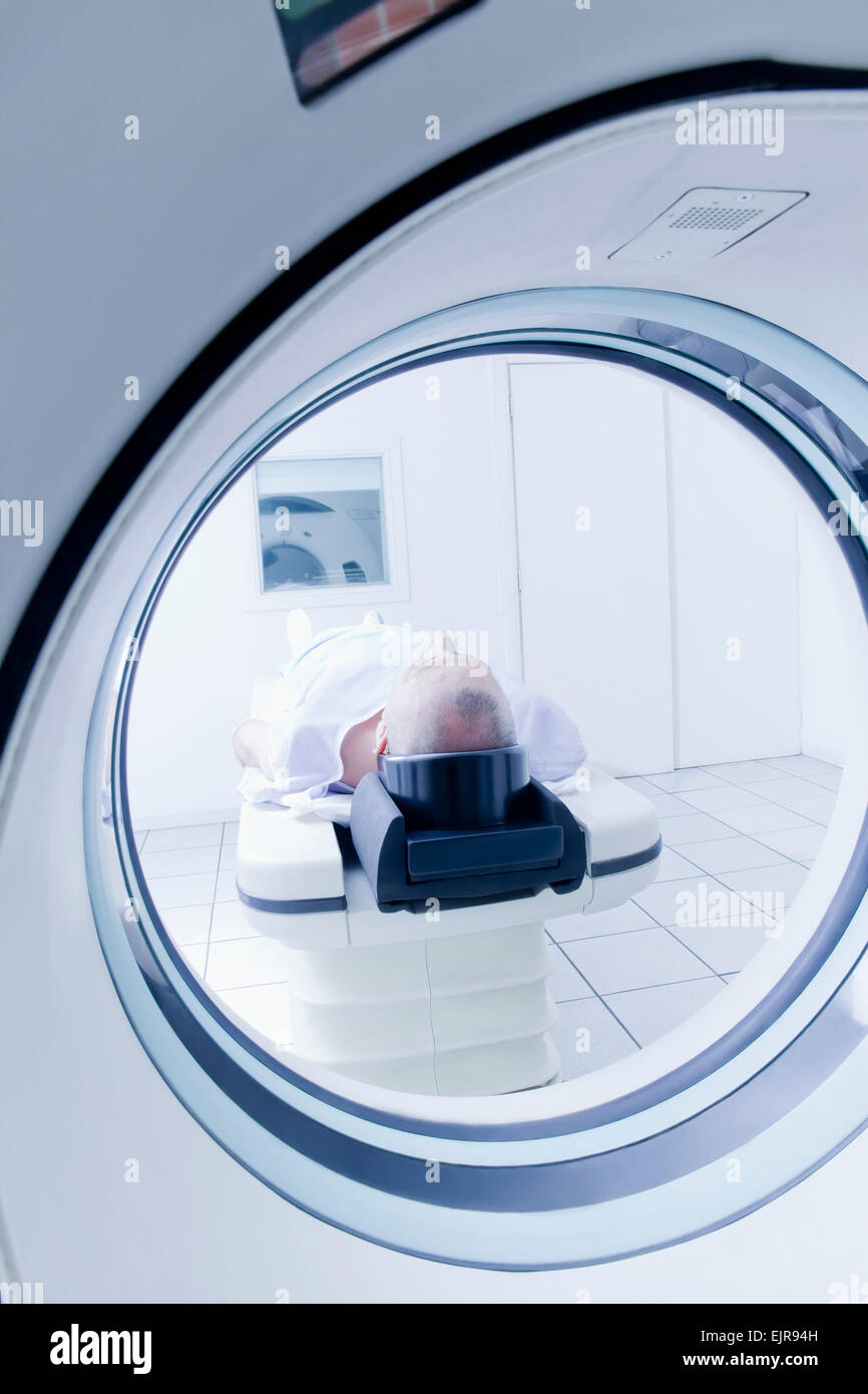 Vecchio uomo ispanico posa in scanner MRI Foto Stock