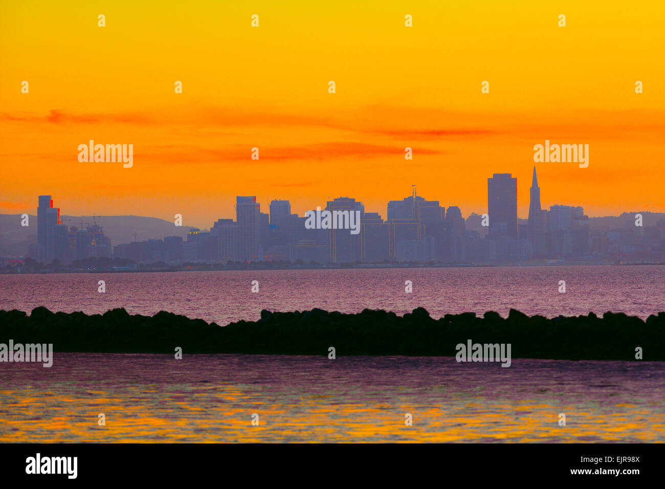 Colorato tramonto Cielo sopra la città di San Francisco skyline, California, Stati Uniti Foto Stock