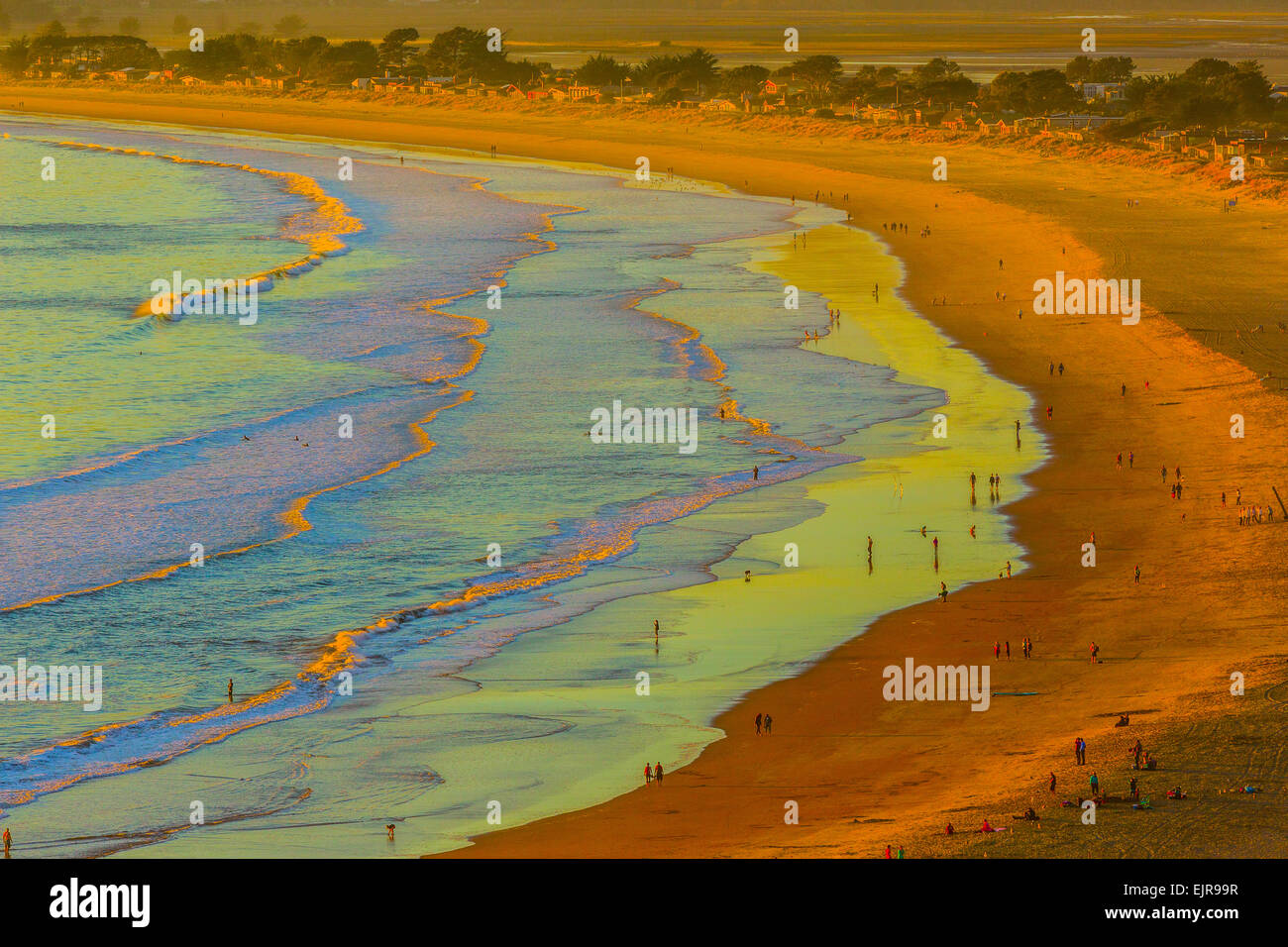 Vista aerea delle onde del mare sulla spiaggia Foto Stock