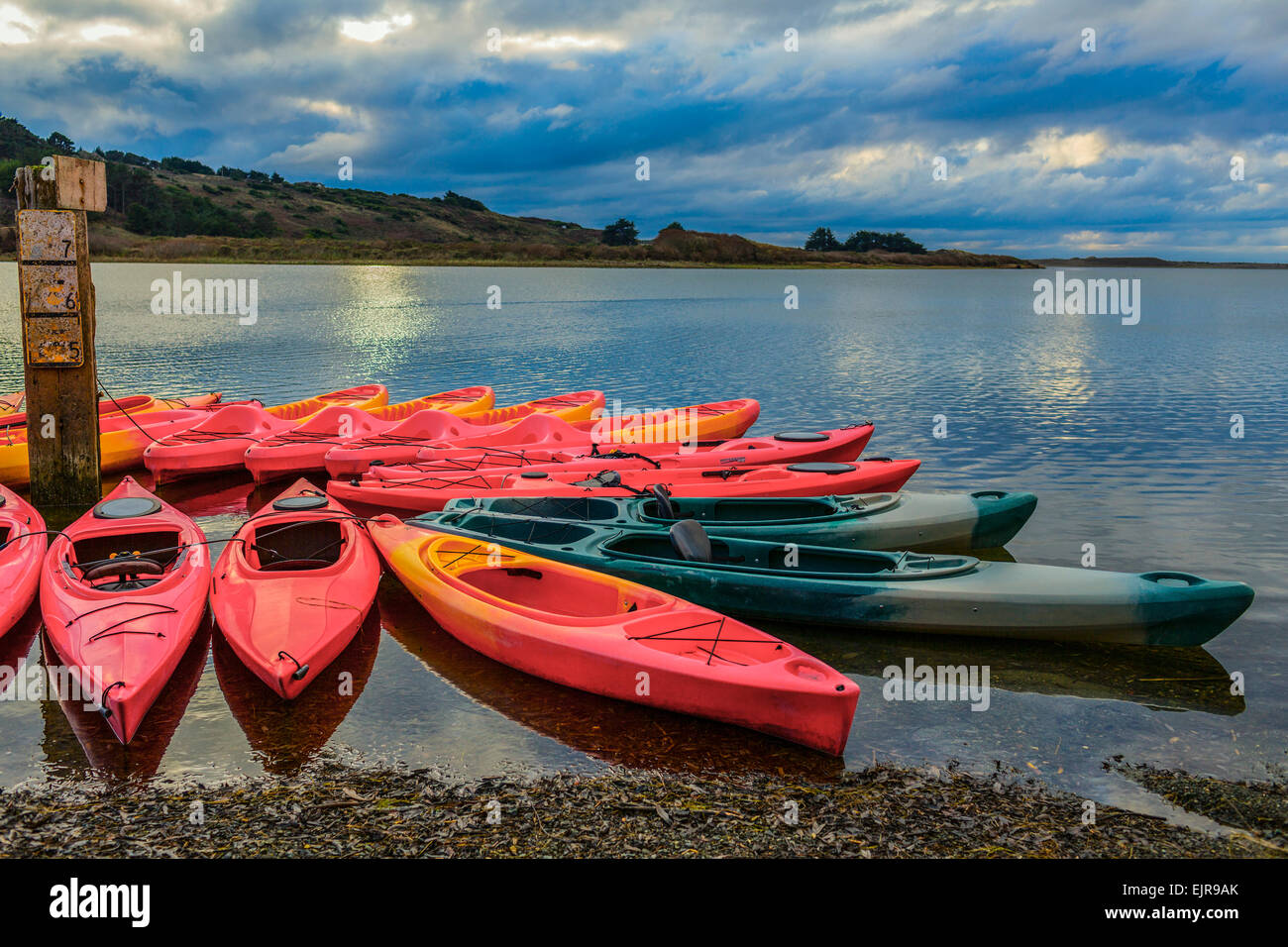 Svuotare le canoe sul tranquillo lago remoto Foto Stock
