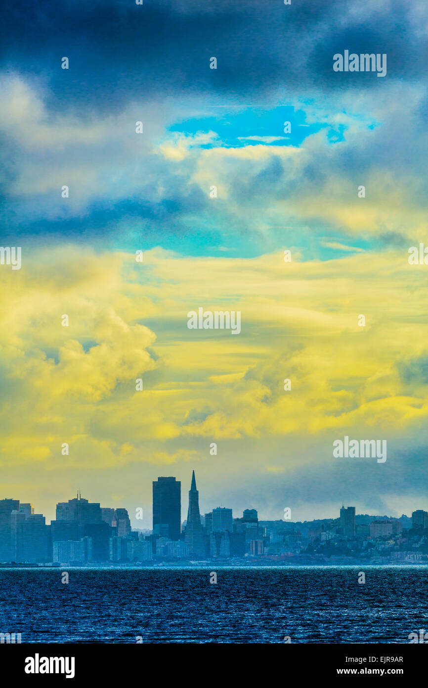 Silhouette di San Francisco skyline della città sotto il cielo al tramonto Foto Stock