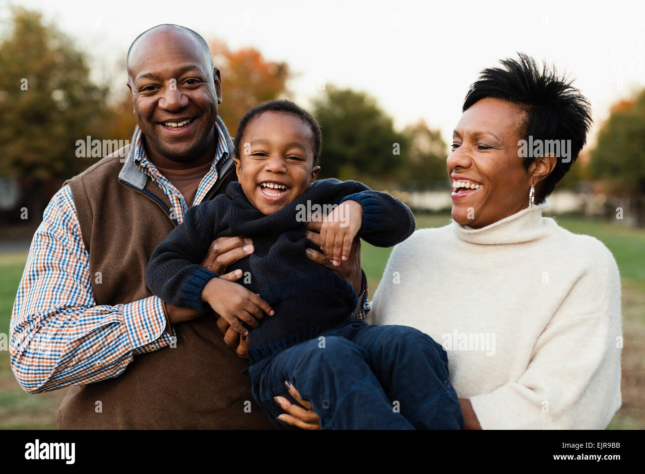 Famiglia americana africana giocando in posizione di parcheggio Foto Stock
