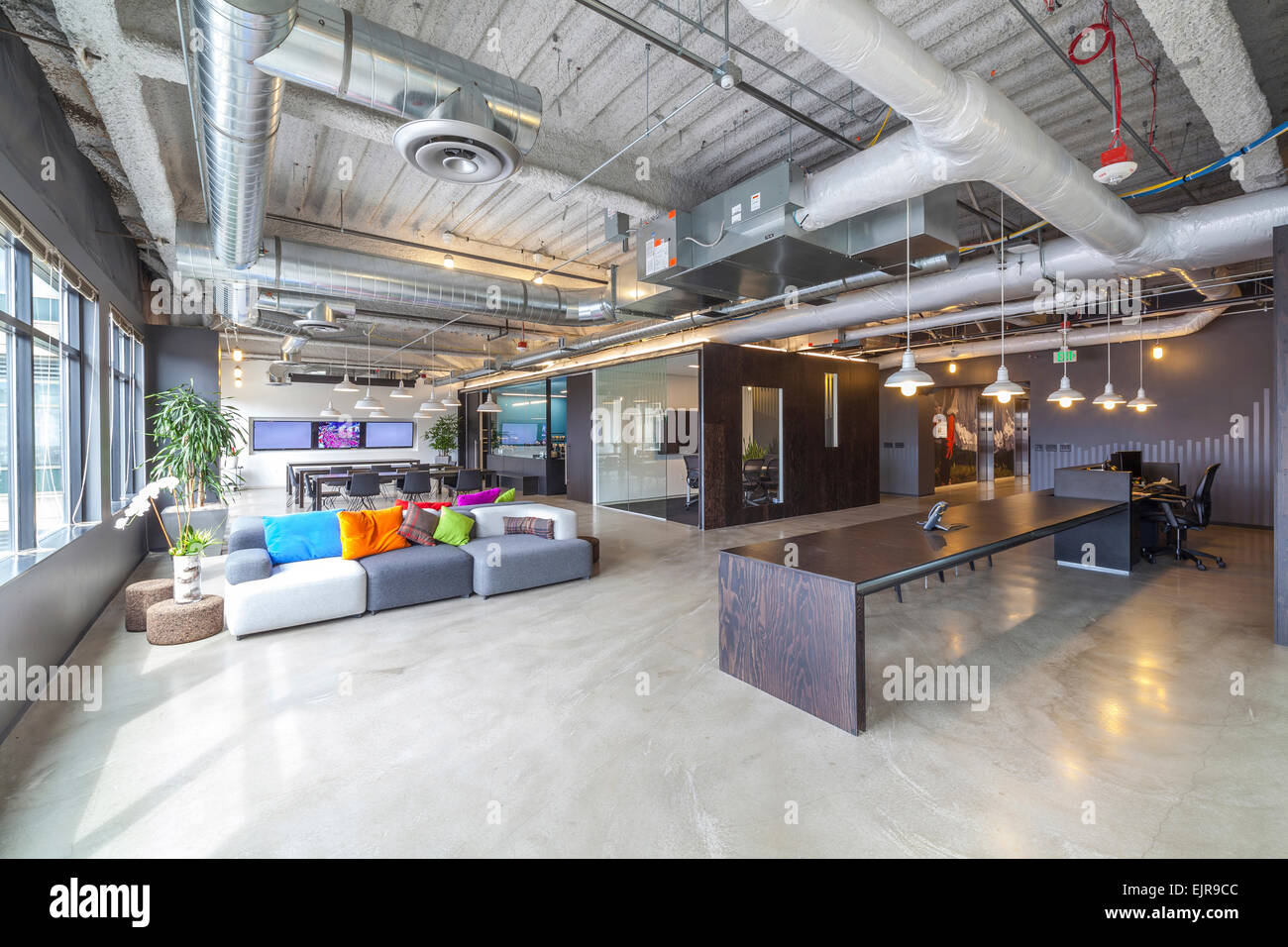 Divani in open office seating area Foto Stock