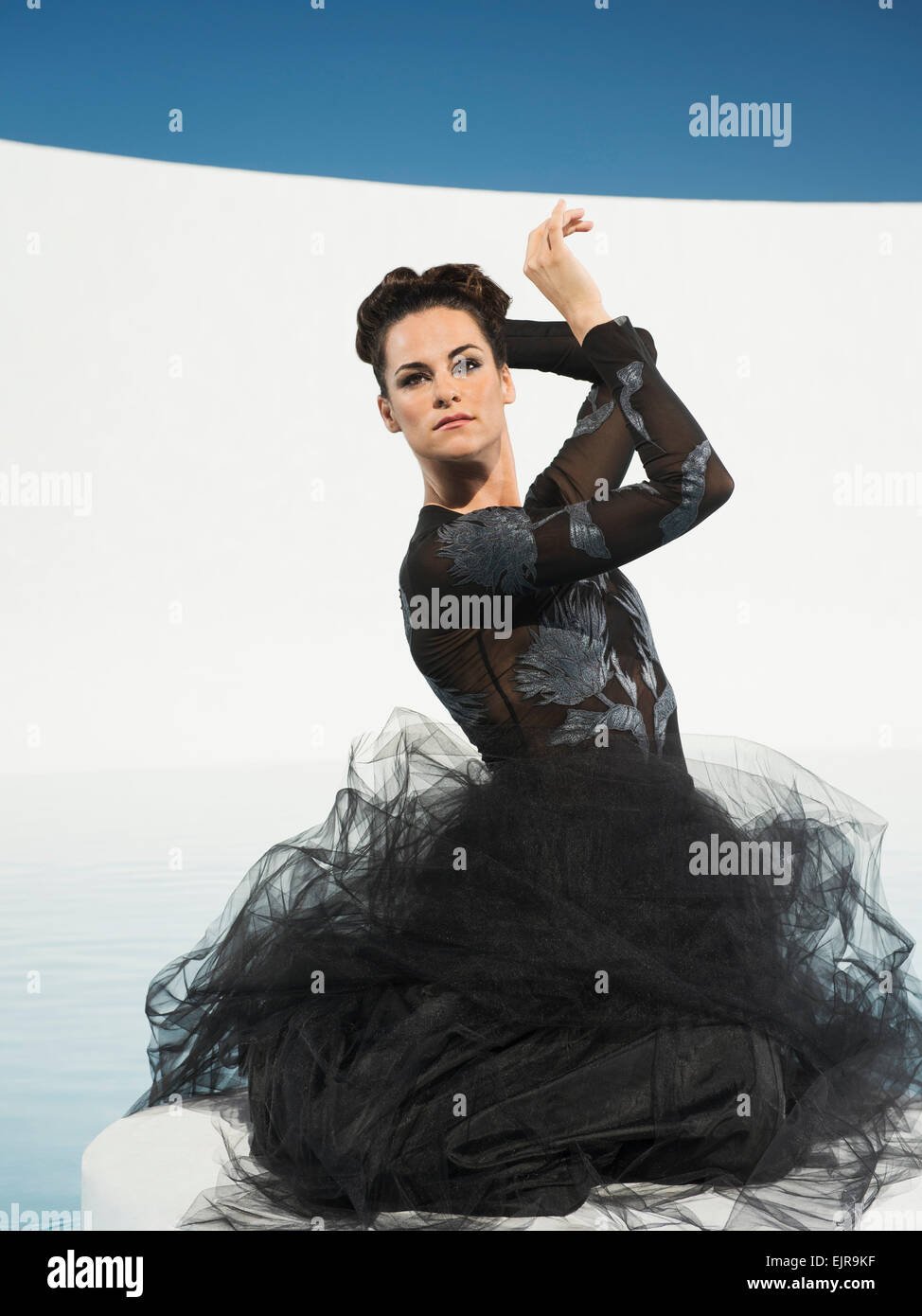 La donna caucasica in posa in abito da sera Foto Stock