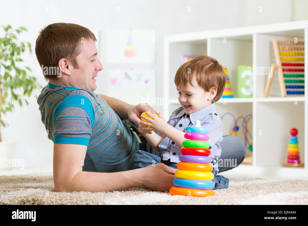 Felice padre e figlio figlio giocare insieme indoor a casa Foto Stock