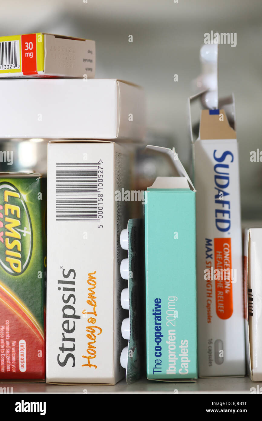 Assortimento di farmaci in armadio interno Foto Stock
