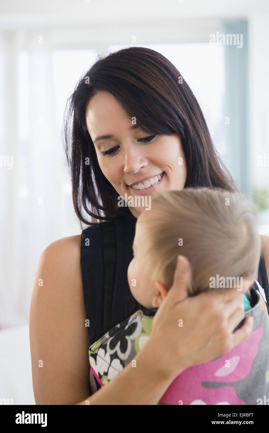 Gara di misto azienda madre bambino in baby carrier Foto Stock
