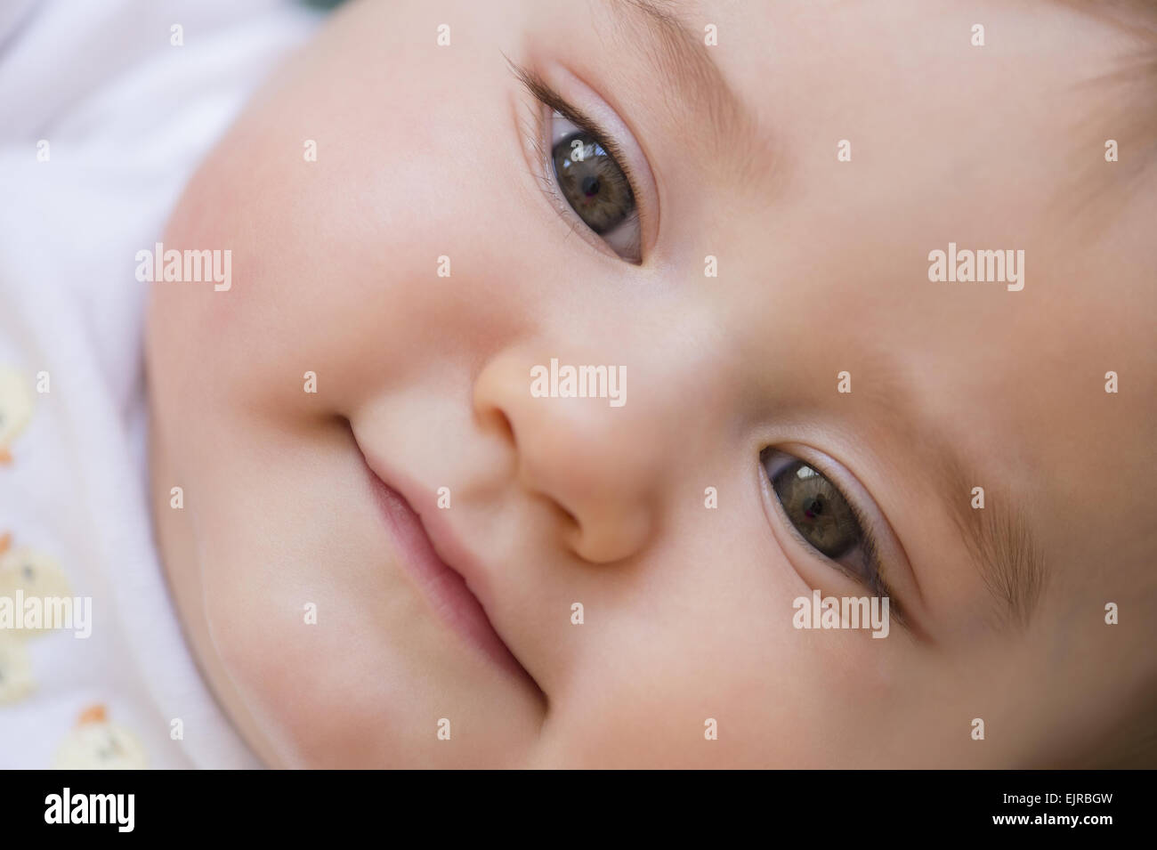 Close up di sorridere razza mista baby Foto Stock