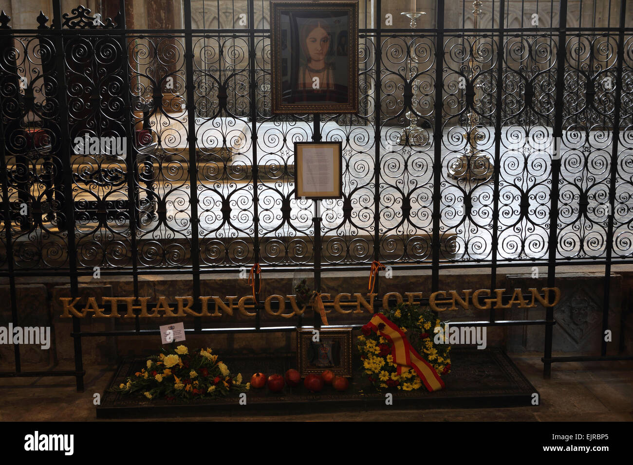 La tomba di Katherine di Aragona in Peterborough Cathedral, Inghilterra. Katherine era sposata al re Enrico VIII. Foto Stock