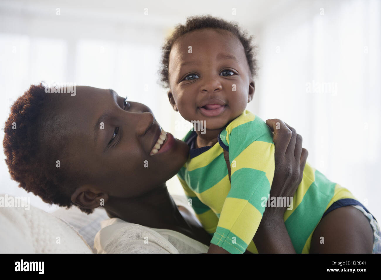 Madre nera tenendo baby boy Foto Stock