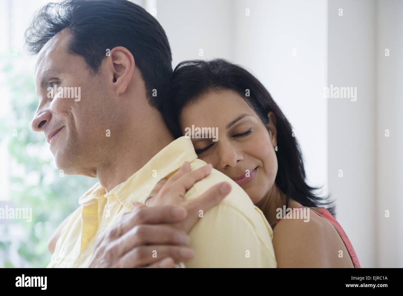 Giovane costeggiata vicino a finestra Foto Stock