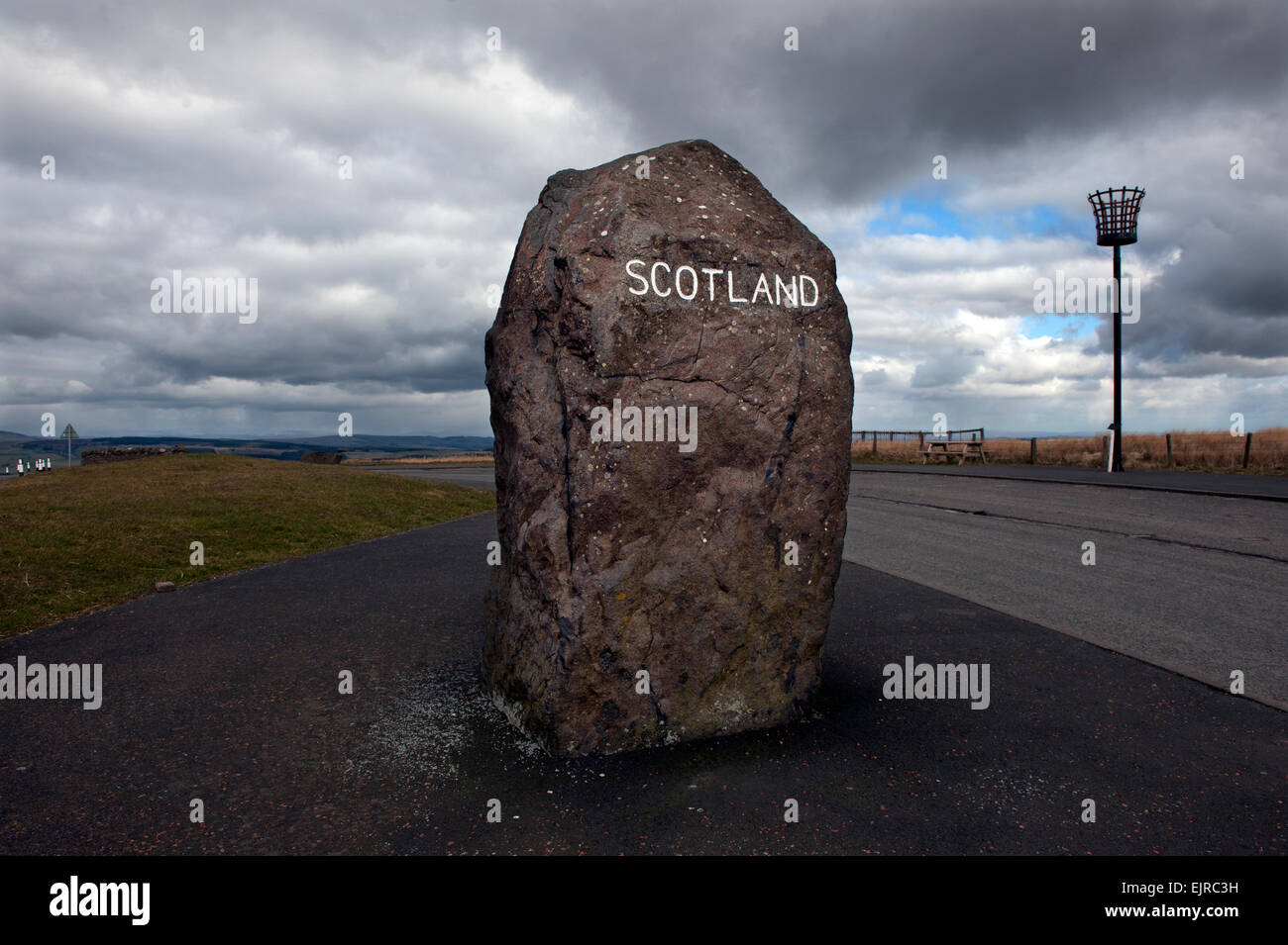 La Scozia e Inghilterra confine a Carter Bar un passaggio situato in corrispondenza della sommità di Redesdale in Cheviot Hills, ad un'altitudine di 418 m. Foto Stock