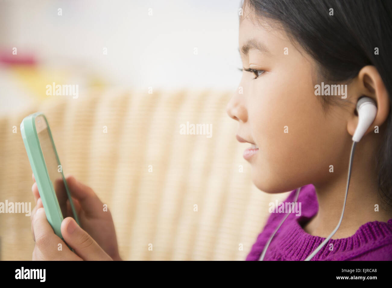 Close up della ragazza vietnamita di ascolto di MP3 player Foto Stock