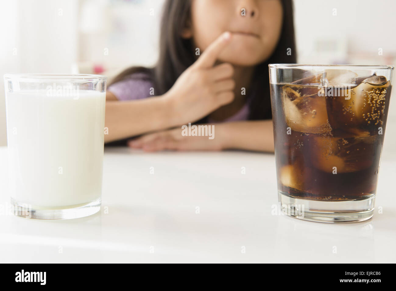 Ragazza vietnamita scegliendo tra il vetro di soda e latte Foto Stock