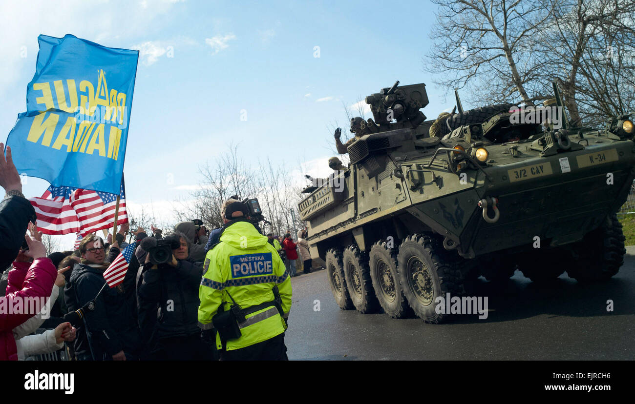 Ruzyne, Repubblica Ceca. 31 Mar, 2015. Numerosi cittadini ondata di soldati americani durante l'arrivo dei militari Usa il convoglio davanti a caserma nel quartiere di Praga di Ruzyne, Repubblica ceca, 31 marzo 2015. I quasi 500 soldati USA e 118 veicoli, principalmente Stryker personale blindato vettori e alcuni Humvees, guidare attraverso la NATO orientale memebr membri sul loro modo di ritorno dalla pratica di combattimento negli Stati baltici e in Polonia per la loro casa di base nel Palatinato Superiore città di Vilseck. Foto: MICHAEL HEITMANN/dpa/Alamy Live News Foto Stock