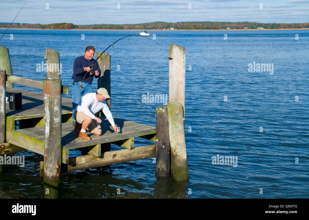 La pesca del molo, Saybrook Point Park, Connecticut Foto Stock