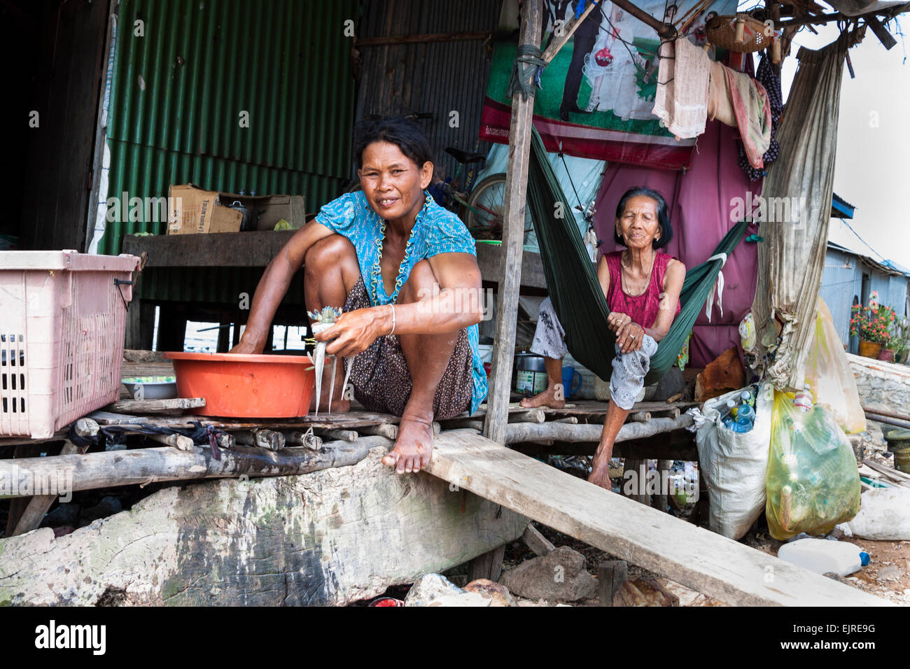 Fisherman Village - lifestyle, Kep Cambogia. Una donna felice a preparare il pranzo. Foto Stock