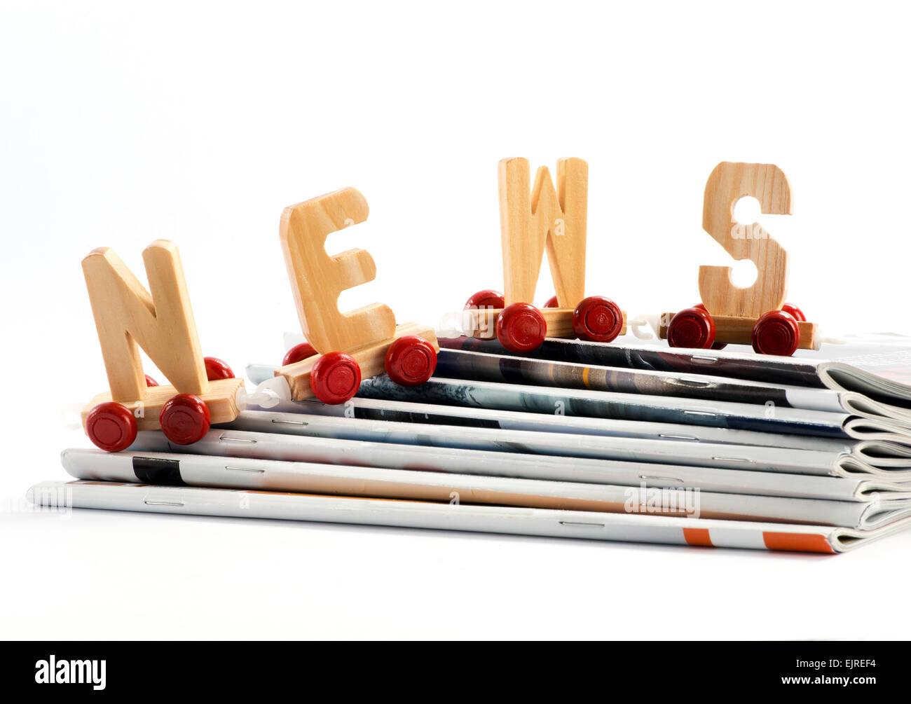 News concetto con un trenino con le lettere di legno - News - Foto Stock