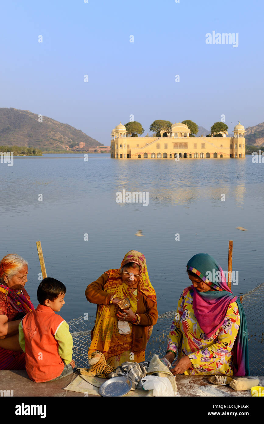India Rajasthan, Jaipur, nel palazzo d'acqua posto a piedi, donna di vendita di alimenti Foto Stock