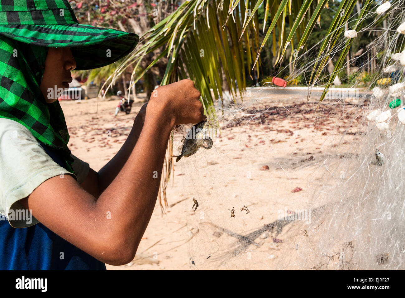 Fisherman Village - lifestyle - Kep, Cambogia, in Asia. Un ragazzo e la sua cattura. Foto Stock