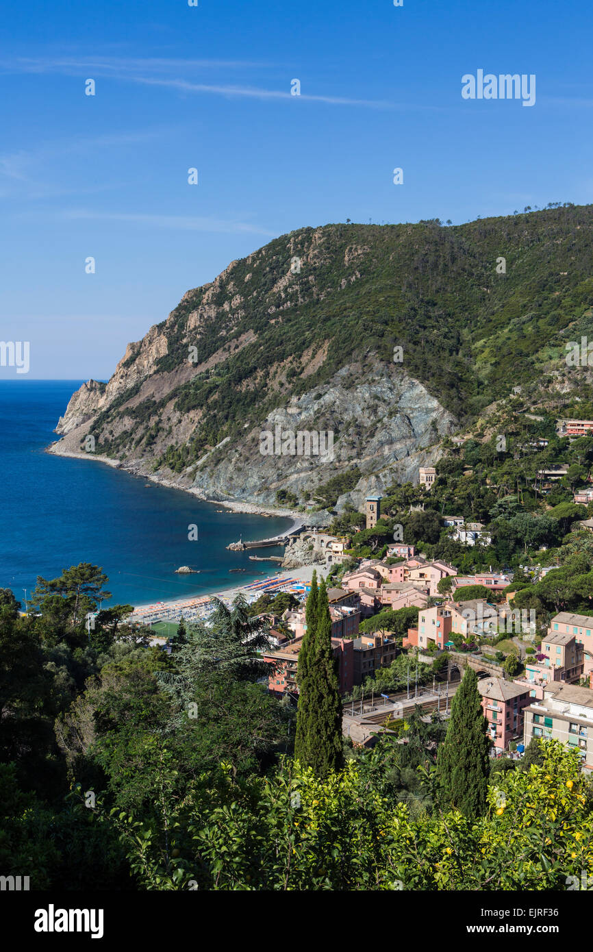 Vista in elevazione sopra Monterosso al Mare, Cinque Terre Liguria, Italia Foto Stock