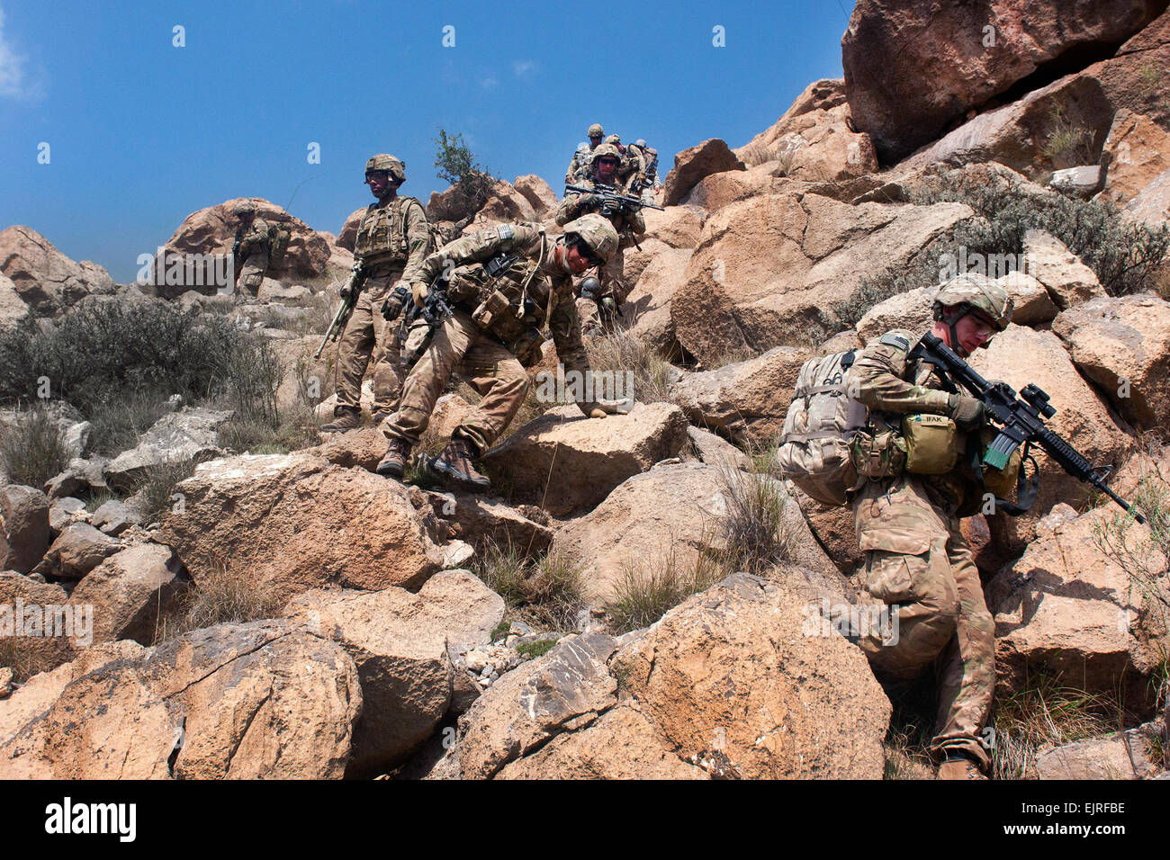 Stati Uniti I soldati dell esercito iniziano la loro discesa dalla cima del "Big brutto", una montagna in provincia Paktika, Afghanistan, Sett. 8, 2011. I soldati sono assegnati a società C, 3° Battaglione, 66Armor reggimento 172nd della brigata di fanteria. L'unità era su una missione congiunta con l'esercito afghano e la pattuglia di confine tra le montagne vicino al confine pakistano. Spc. Ken Scar Foto Stock