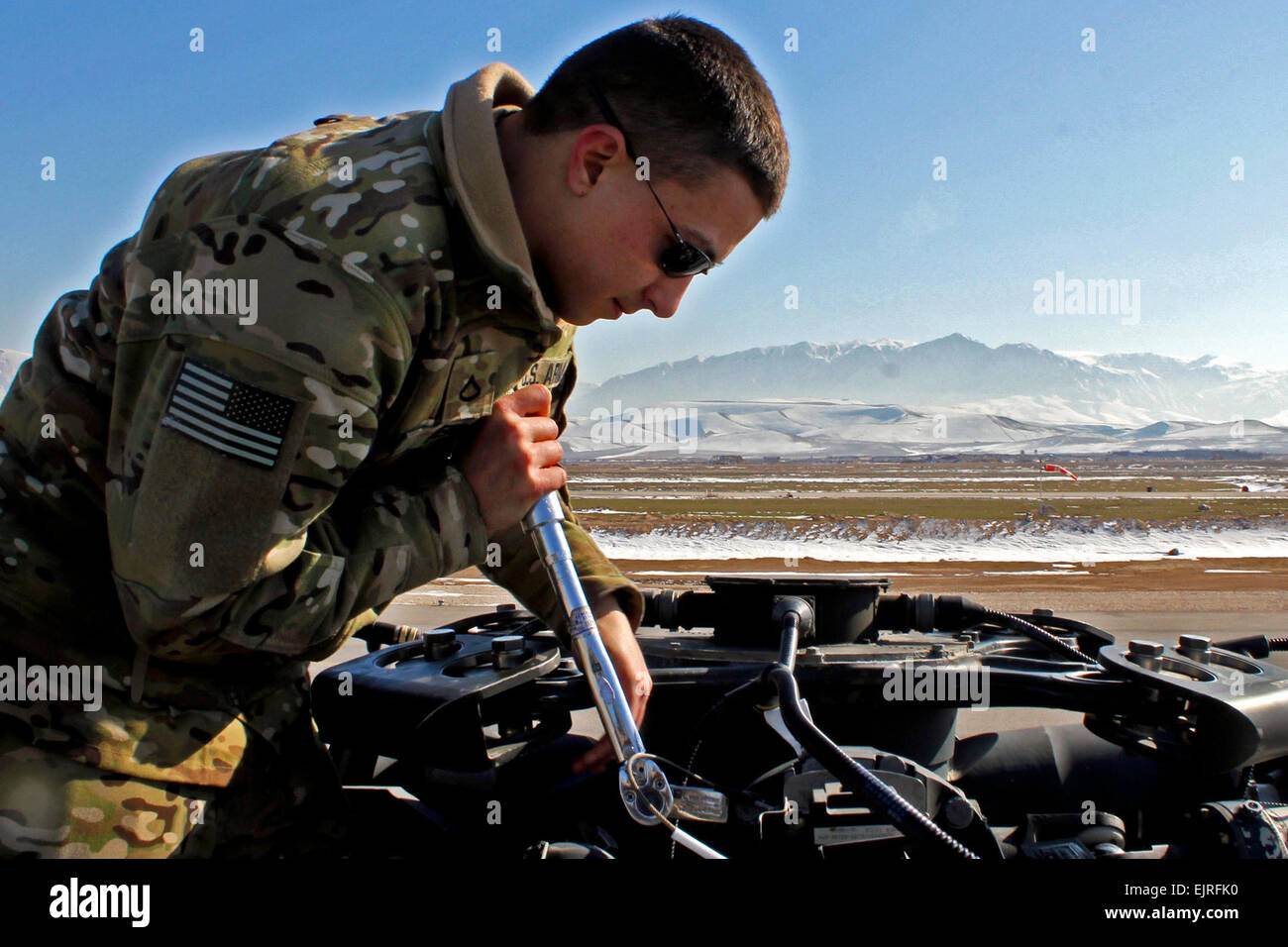 Pfc. James Dennis, da Spring Hill, Fla., un capo equipaggio assegnati a società A, Task Force Lobos, 1° aria brigata di cavalleria, 1a divisione di cavalleria, esegue un controllo di coppia sul rotore principale testa di UH-60 Black Hawk elicottero Febbraio 7, qui. Foto Stock