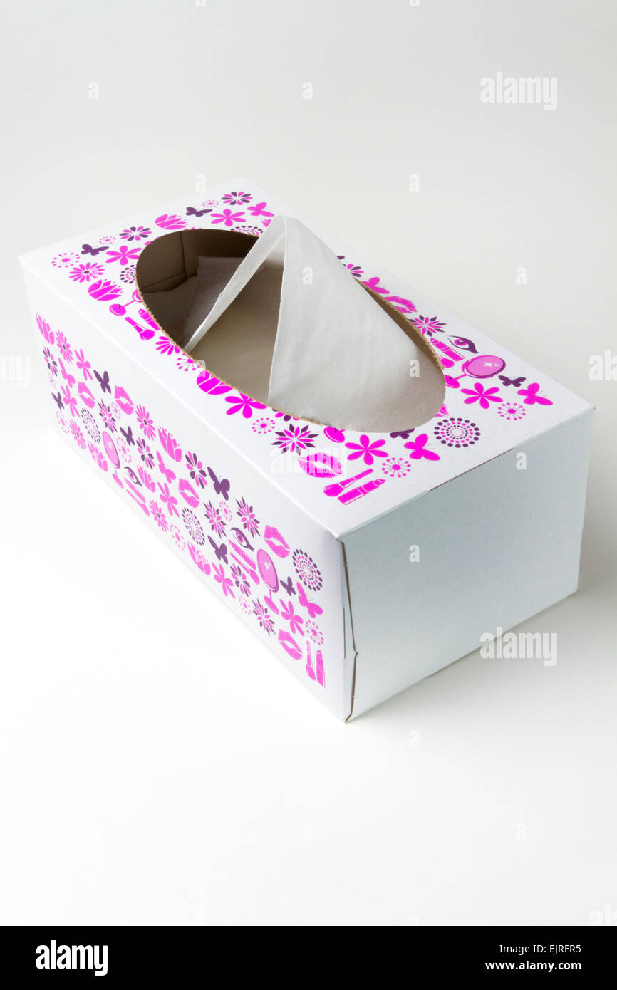 Una natura morta minimalista di un cartone aperto di carta bianca stampato su uno sfondo bianco semplice Foto Stock