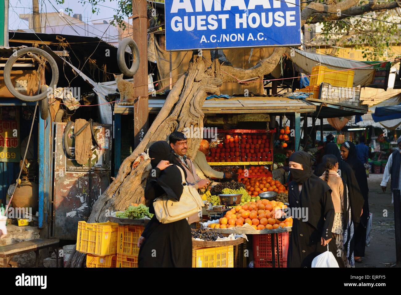 India Rajasthan, Jaipur, la città vecchia, le donne musulmane al mercato di frutta e verdura Foto Stock