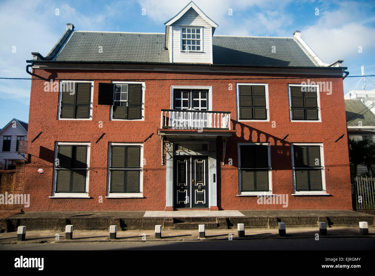 La residenza del Vescovo, in legno antico edificio coloniale nella parte interna della città di Paramaribo, un sito Patrimonio Mondiale dell'UNESCO, Suriname Foto Stock