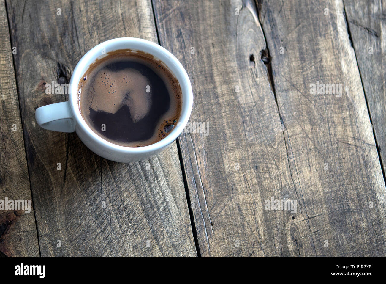 Caffè caldo in tazza bianca su sfondo di legno Foto Stock