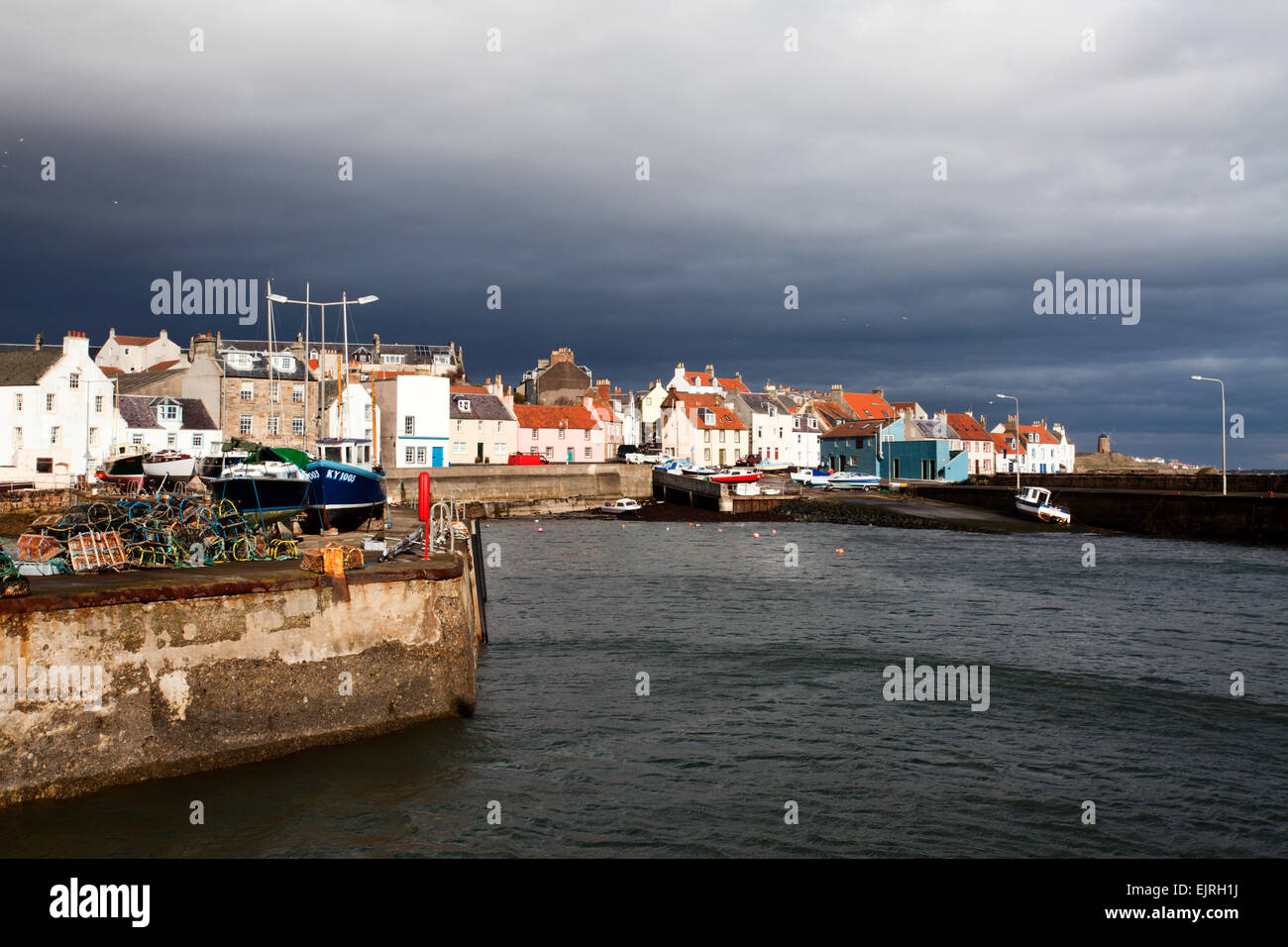 Cielo tempestoso su St Monans Harbor East Neuk di Fife Scozia Scotland Foto Stock