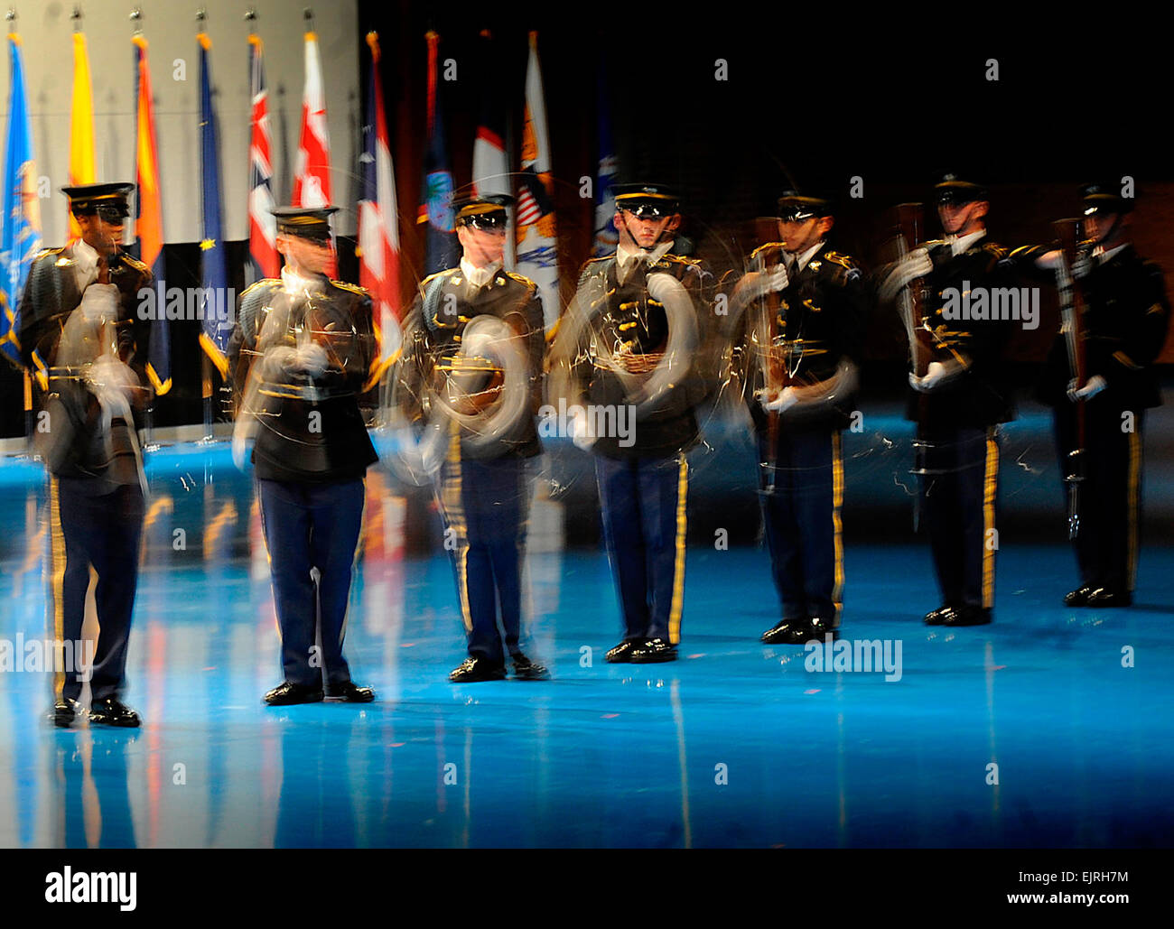 La US Army Drill Team con 3 U.S. Reggimento di Fanteria della vecchia guardia eseguire durante un Twilight Tattoo cerimonia nella celebrazione della US Army il 235th compleanno a Ft. Myer, Va., 16 giugno 2010. La vecchia guardia il motto è Noli Me Tangere dal latino: - Touch me. Foto dell'esercito da D. Myles Cullen rilasciato Foto Stock