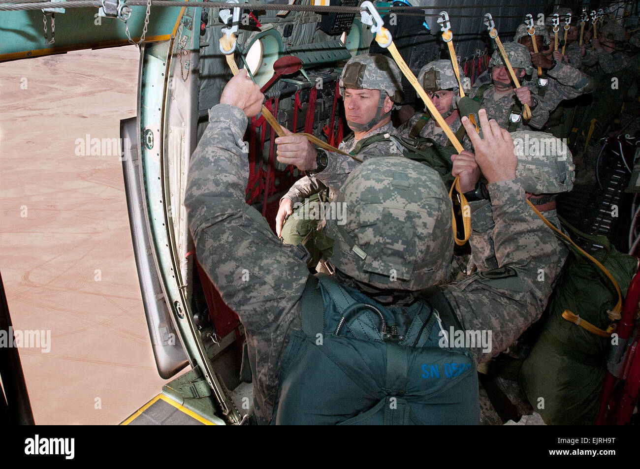 Col. Mark R. balbettare, comandante di brigata 1a, 82a Airborne Division di consigliare e assistere, mani fuori il suo universale linea statica come egli si sposta al paracadute da un velivolo C-130 at Al Asad Airbase, Iraq, Feb. 12. Aggiornamento del airborne proficiency del suo paracadutisti è il primo passo verso l'obiettivo combinato dell'U.S. - Airborne iracheno esercitazioni seguenti iracheno elezioni nazionali ai primi di marzo. Paracadutisti prep per U.S-iracheno formazione combinata /-news/2009/12/14/31811-us iracheno-partnership-ferma-contrabbando-su-siriano-confine/index.html Foto Stock