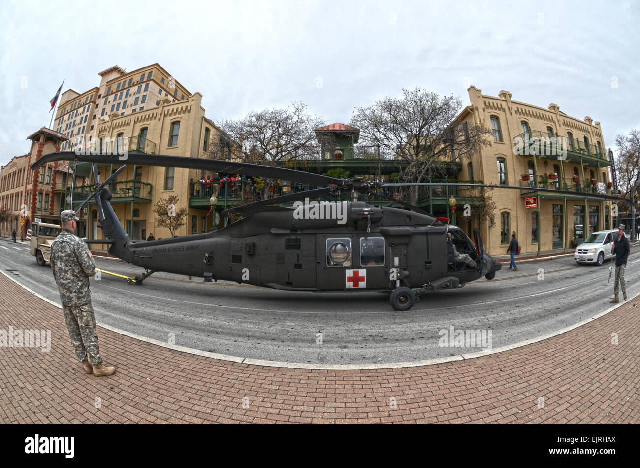 Una folla si raduna per visualizzare un U.S. Esercito UH-60 Blackhawk trasportato fuori della Alamodome a San Antonio Gen 2, 2013. Il velivolo è stato posto sul display al di fuori dello stadio, parte di militari visualizza in tutta la città per commemorare la U.S. Esercito ciotola All-American, fissata per il 5 gennaio. L esercito ha ospitato la Coppa All-American in San Antonio dal 2002, evidenziando la migliore scuola di alta atleti provenienti da tutta la nazione. Stati Uniti La riserva di esercito foto di Sgt. 1. Classe Carlos J. Lazo, 302nd Mobile degli affari pubblici distacco Foto Stock