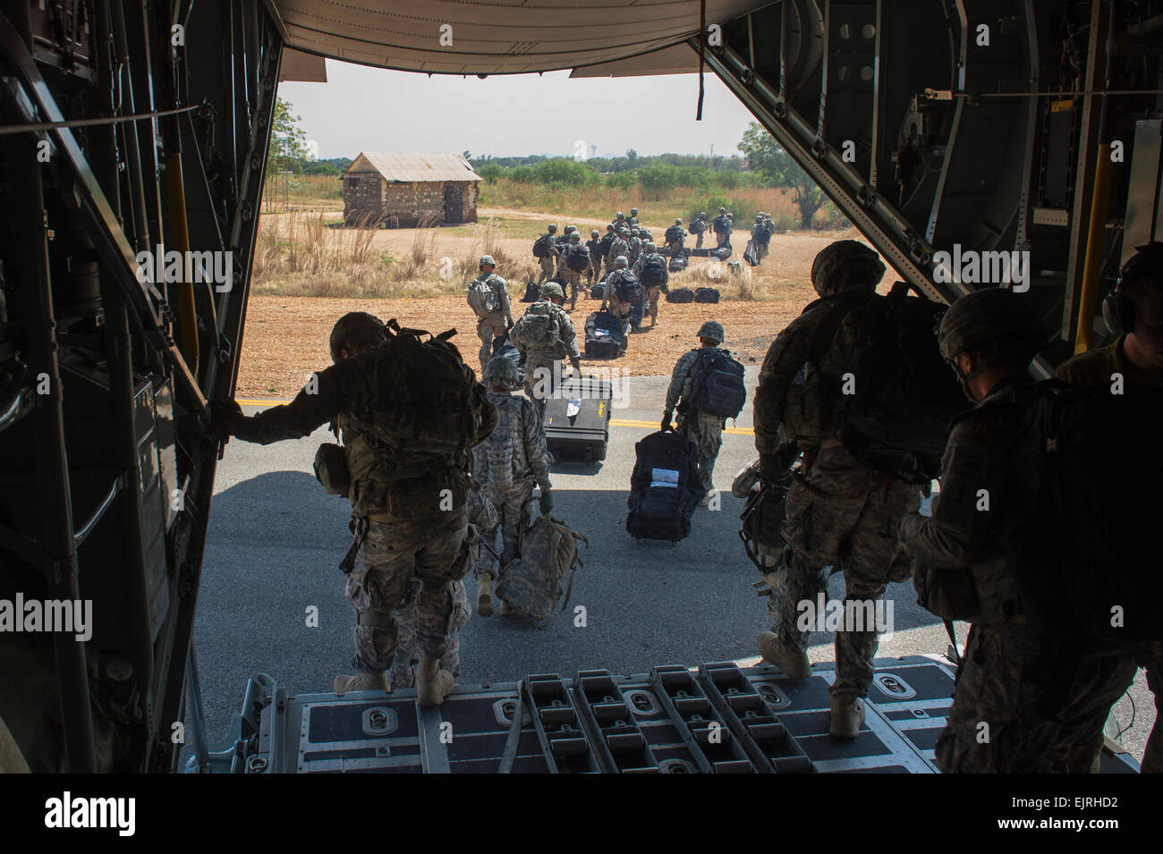 Stati Uniti I soldati dell esercito con Combined Joint Task Force-Horn dell'Africa Africa Orientale Response Force EARF partono un U.S. Air Force C-130 Hercules da Camp Lemonnier, Gibuti, Dic 18, 2013. Il EARF distribuito in Sud Sudan di supporto della partenza ordinata di U.S. Ambasciata. Il EARF è parte di un nuovo dipartimento della difesa di iniziativa a livello regionale allineate le forze, che fornisce il comandante di U.S. Africa il comando una capacità aggiuntiva di rispondere alle crisi ed emergenze nell Africa orientale. Tech. Sgt. Mica Theurich Foto Stock