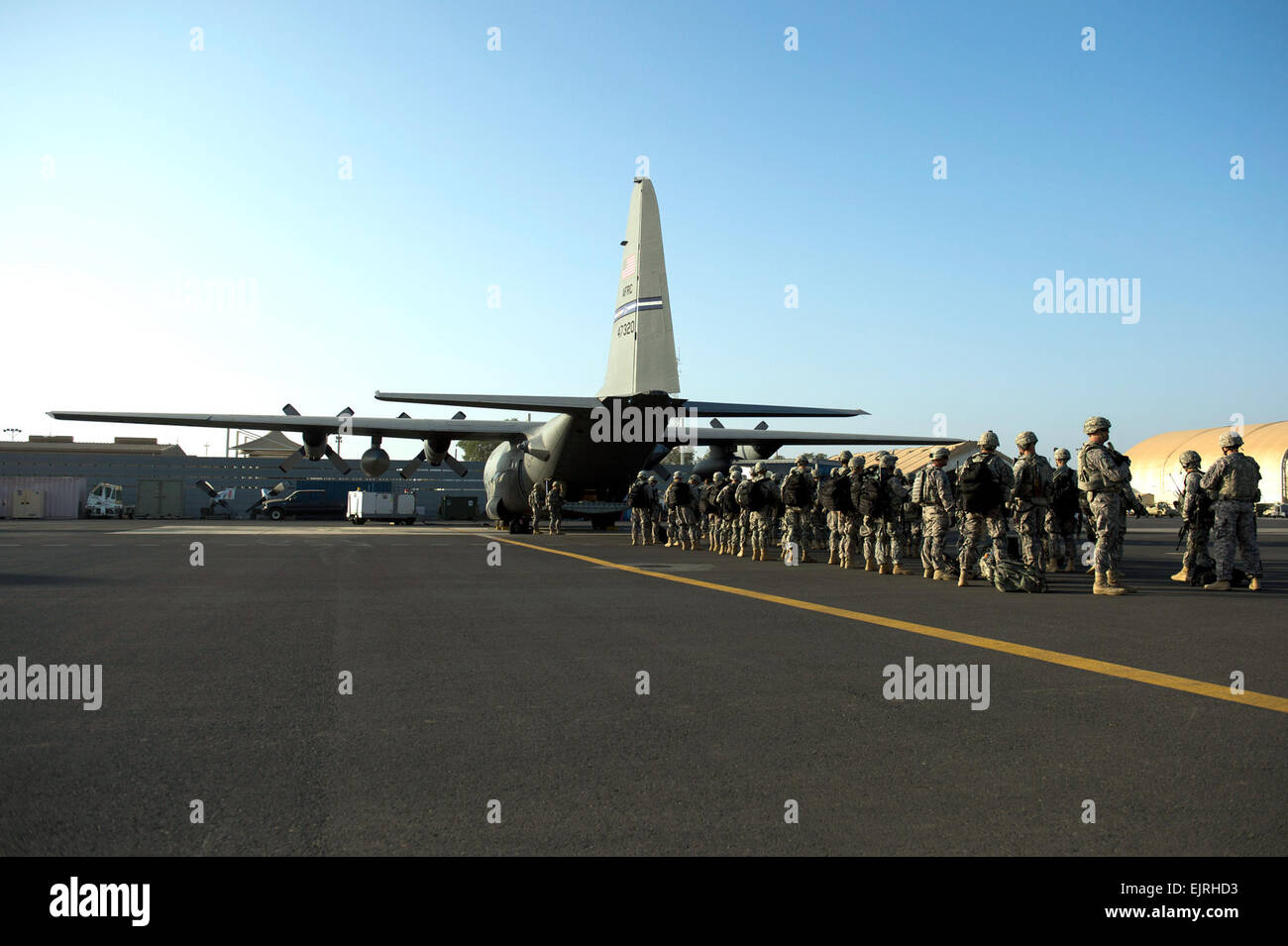 Stati Uniti I soldati dell esercito con Combined Joint Task Force-Horn dell'Africa Africa Orientale risposta EARF forza di carico su una U.S. Air Force C-130 Hercules a Camp Lemonnier, Gibuti, Dic 18, 2013. Il EARF distribuito in Sud Sudan di supporto della partenza ordinata di U.S. Ambasciata. Il EARF è parte di un nuovo dipartimento della difesa di iniziativa a livello regionale allineate le forze, che fornisce il comandante di U.S. Africa il comando una capacità aggiuntiva di rispondere alle crisi ed emergenze nell Africa orientale. Tech. Sgt. Mica Theurich Foto Stock