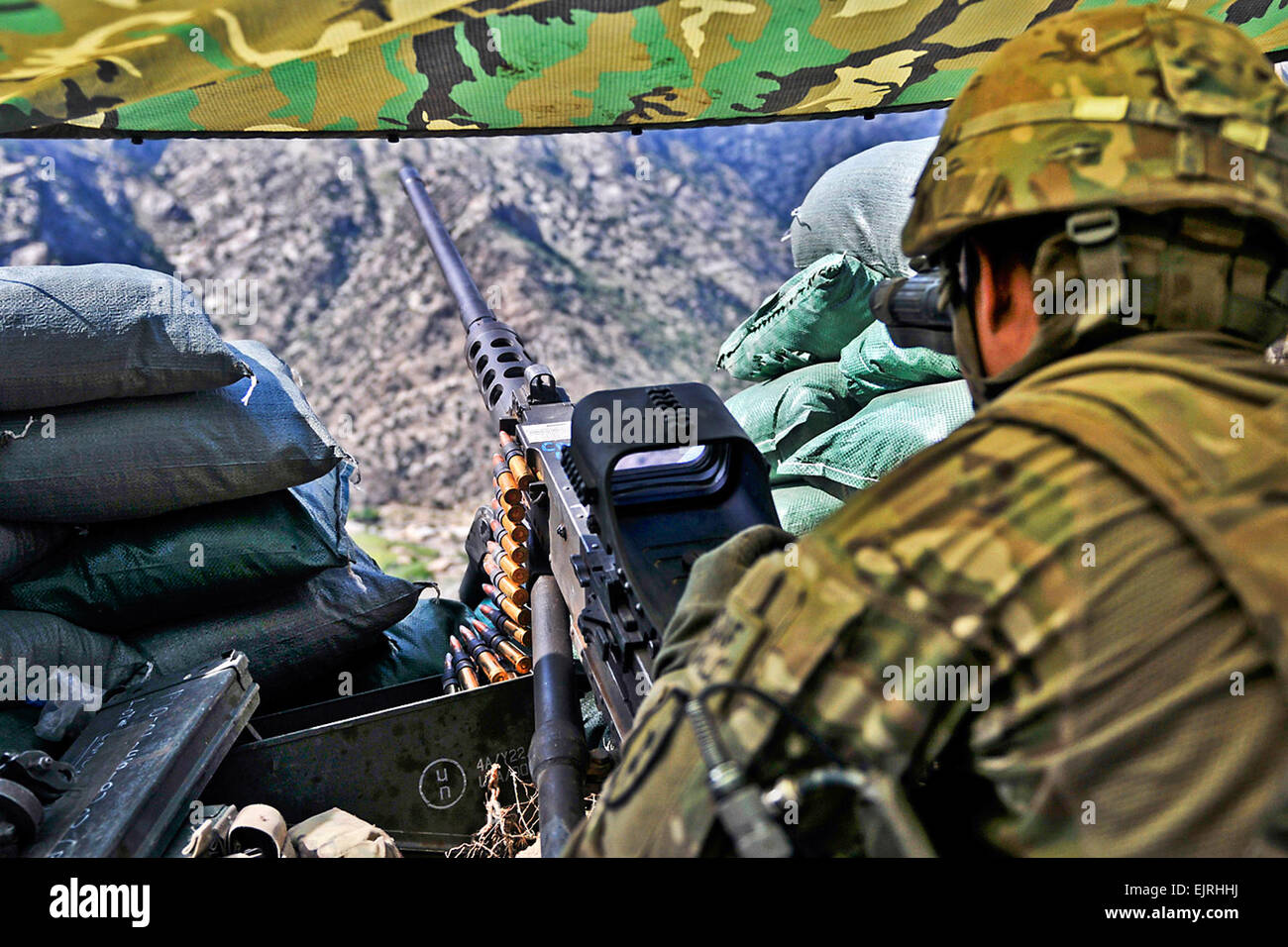 Un U.S. Soldato con la Task Force Bronco, 3° Brigata, XXV divisione di fanteria, si affaccia in una valle mentre manning un .calibro 50 mitragliatrice sett. 22. Foto Stock
