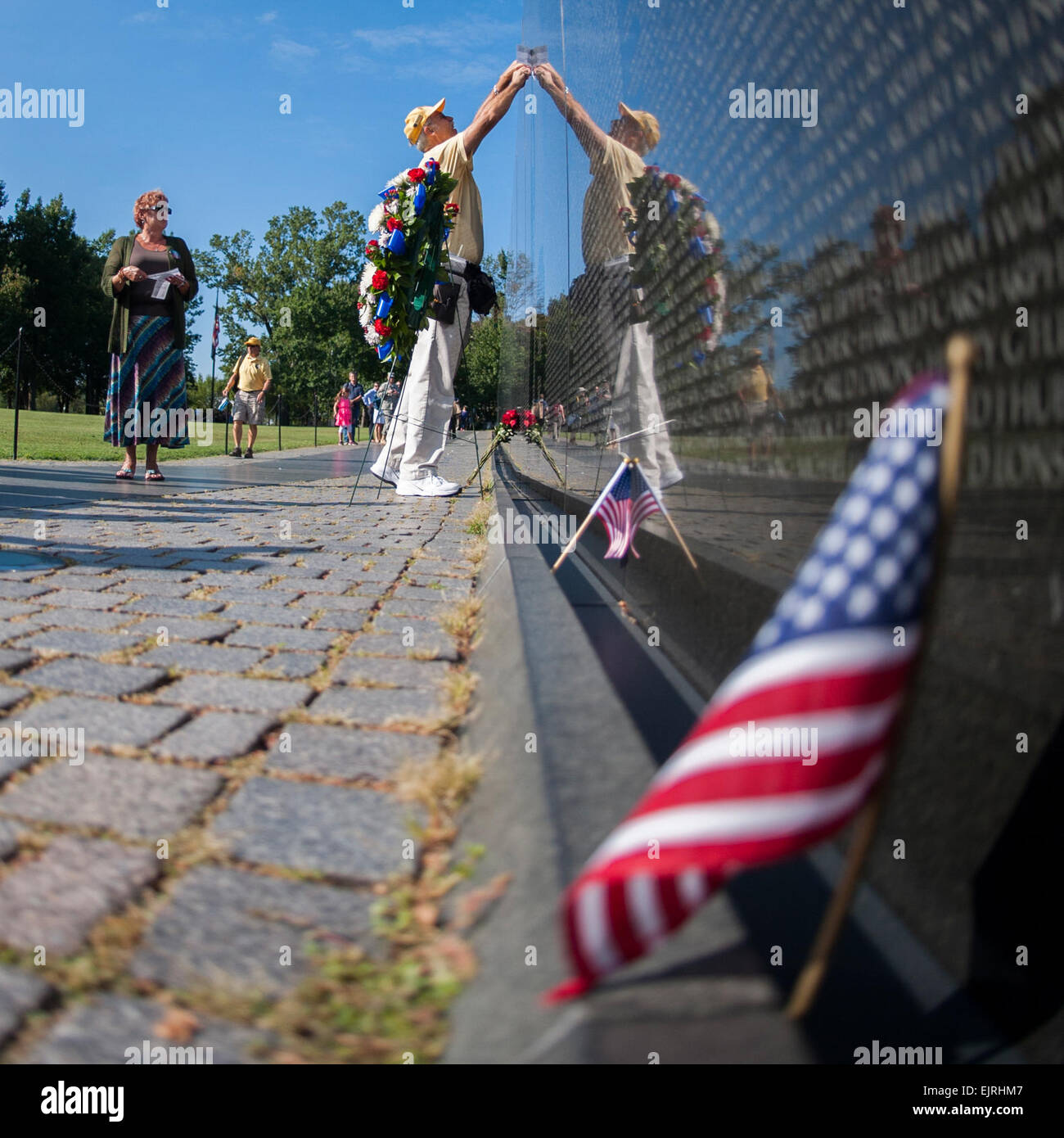 Un Vietnam Veterans Memorial docente rende uno sfregamento per la famiglia di Spc. 4 Donald P. Sloat che postumo è stato premiato con la medaglia d'Onore all' inizio di questa settimana, Washington D.C., Sett. 17, 2014. Sloat si distinse mentre serve come una macchina gunner con il 1° Reggimento di Fanteria, 196th luce brigata di fanteria, Americal Division, durante le operazioni di combattimento contro un nemico armato nella Repubblica socialista del Vietnam. La mattina di gennaio 17, 1970, Sloat's squad spostato fino alla cima di una collina nella formazione di file, quando il soldato di piombo è scattato un filo collegato a una bomba a mano trappola, istituito dalle forze nemiche. Quando Foto Stock