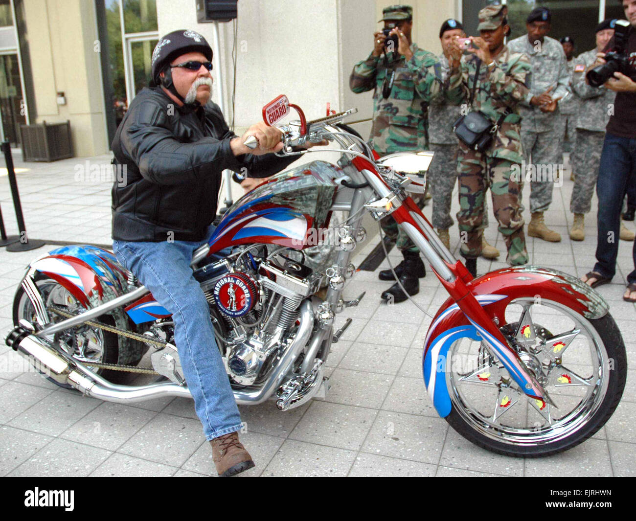 Paul Teutul Suor di Orange County Choppers fama, scorre la Guardia Nazionale "Patriot Chopper" nella parte anteriore dell'Esercito nazionale Guard Readiness Center di Arlington, Virginia, durante una sett. 27 cerimonia di inaugurazione. Sgt. Maria Flynn, Guardia Nazionale Ufficio di presidenza Foto Stock