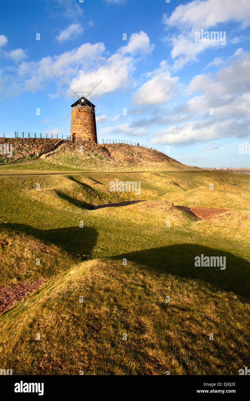 St Monans Windmill e saline sulla costa di Fife percorso vicino a St Monans East Neuk di Fife Scozia Scotland Foto Stock