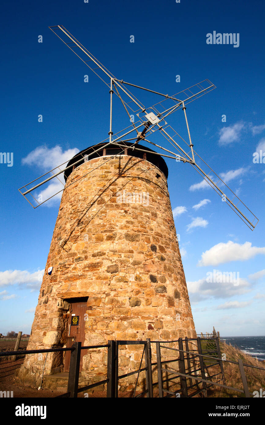 St Monans Mulino a vento sulla costa di Fife percorso vicino a St Monans East Neuk di Fife Scozia Scotland Foto Stock