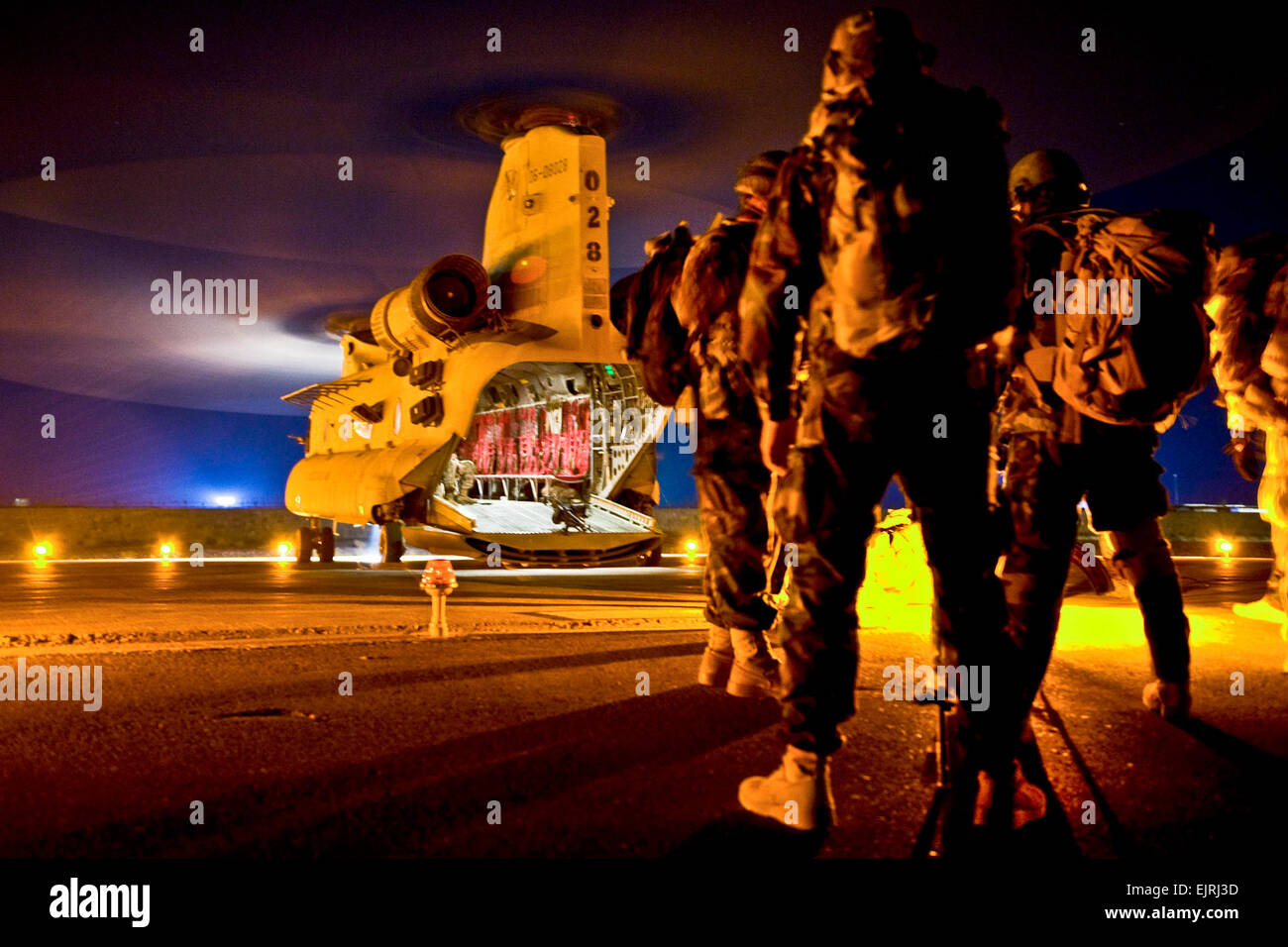 Un gruppo di Commandos afgani, con 3° Commando Kandak, E DEGLI STATI UNITI Le forze speciali militari, con operazioni speciali Task Force - Sud, attendere a bordo di un CH-47 elicottero Chinook prima di una operazione di liberarsi di insorti dal quartiere PanjwaÕi, Ottobre 15, 2010, nella provincia di Kandahar, Afghanistan. Spc. Daniel P. ha scosso/Special Operations Task Force - Sud Foto Stock