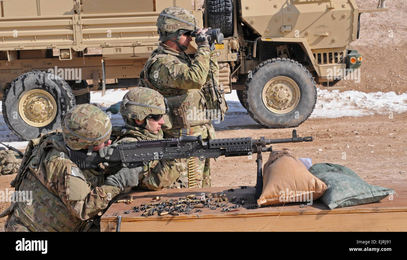 Pfc. Heather De La Vega, sicurezza personale dettaglio medic assegnato alla sede centrale e sede società, 37th della brigata di fanteria combattere la squadra, prende senso da Sgt. John Maziarz e la sua assistente artigliere, Sgt. Isiah Selby, sicurezza personale dettaglio i soldati hanno anche assegnato a HHC 37th IBCT, come ella incendi il suo M240B mitragliatrice nel corso delle qualifiche a Camp Mike Spann, Afghanistan, Febbraio 7, 2012. La trentasettesima IBCT è distribuito in Afghanistan a sostegno dell'Operazione Enduring Freedom. Foto Stock